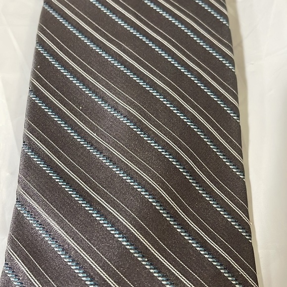 Structure mens tie in silver and blue diagonal stripe 3.5” W x 57”L - Picture 2 of 8
